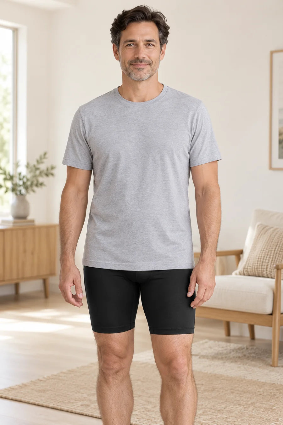 Mann trägt BOXER-FIT unter einem grauen T-Shirt